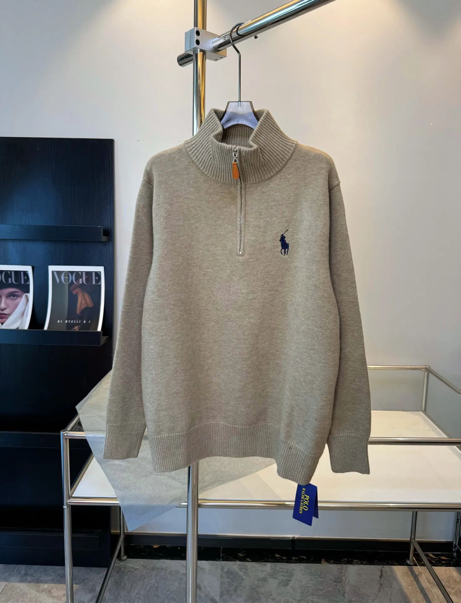 P276 Style number: D169 RALPH LAUREN/Ralph Lauren classic war horse small label embroidery logo Paul polo high collar pullover half-zip knitted sweater, high-density LOGO embroidery on the chest, original customization of tag accessories. Made of pure cotton yarn 🧶 blended with wool, pure cotton is skin-friendly and comfortable, small label war horse embroidered turtleneck sweater 🐎 high quality. Follow the blogger to learn how to wear it! Let’s buy a Ralph Lauren knitted sweater. It’s a super hard-to-find series after it became popular. It’s hard to find one on the official website. It’s simple and practical, with a lazy and loose feel. The thickened fabric has a more texture, soft and delicate feel, and a loose fit. Whether worn alone or layered, you can wear a simple one to create different styles of fashion!  Color: Black Khaki Size: Picture 9
